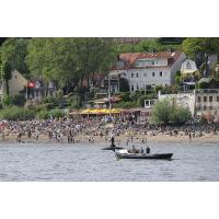 377_5598 Strandperle von Hamburg Oevelgönne - dicht besetzter Sandstrand an der Elbe. | 